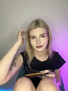 ScarletBlackwood online show from April 2026 05:18:01 PM