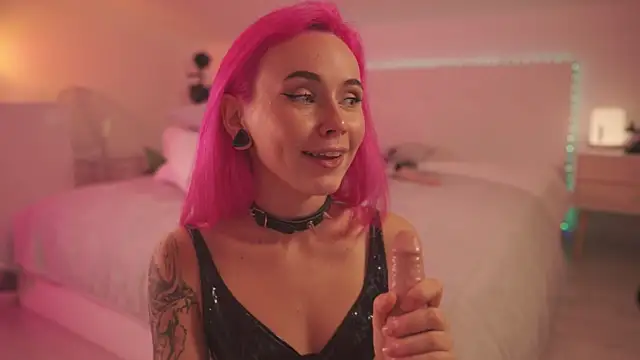 Snapshot of Sarah_Pink chatting on December 2024 08:00:02 PM Sarah Pink online show from December 2024 08:00:02 PM