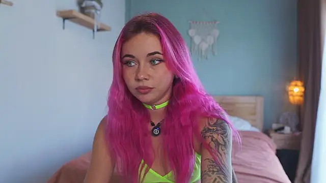 Snapshot of Sarah_Pink chatting on December 2025 12:20:02 AM Sarah Pink online show from December 2025 12:20:02 AM