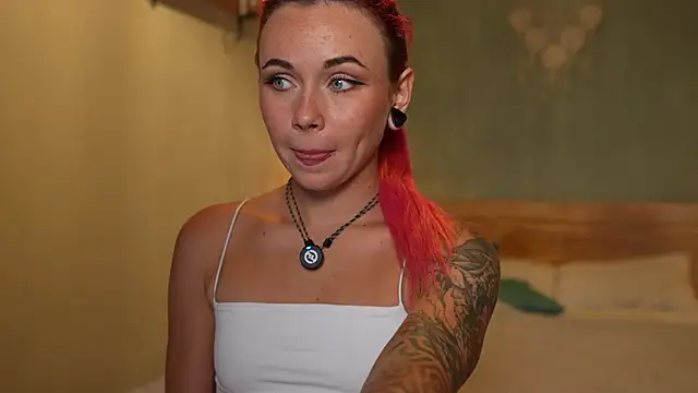 Snapshot of Sarah_Pink chatting on November 2025 12:53:02 PM Sarah Pink online show from November 2025 12:53:02 PM