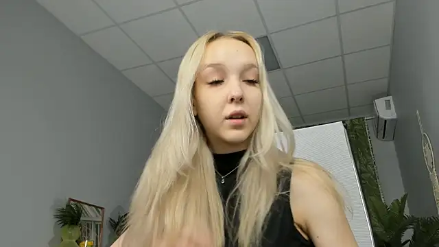 Snapshot of MaoqiBeverly chatting on April 2026 07:12:02 AM MaoqiBeverly online show from April 2026 07:12:02 AM