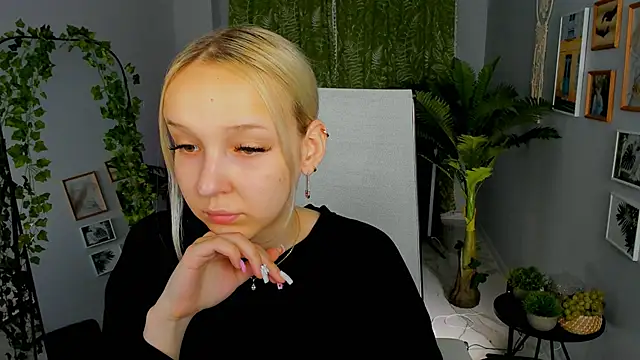 Snapshot of MaoqiBeverly chatting on May 2026 08:28:02 AM MaoqiBeverly online show from May 2026 08:28:02 AM