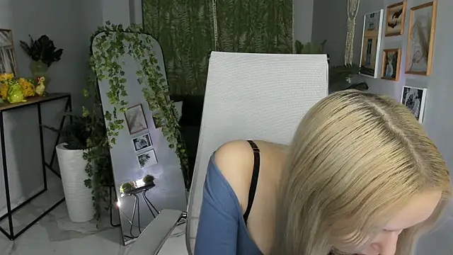 Snapshot of MaoqiBeverly chatting on April 2026 05:58:02 AM MaoqiBeverly online show from April 2026 05:58:02 AM