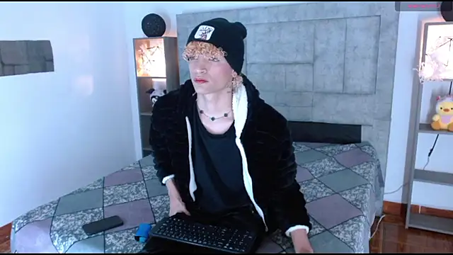 lucke collins22 online show from February 2026 06:20:01 AM