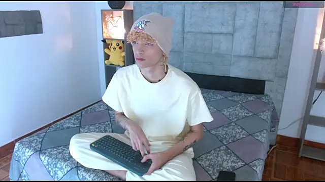 lucke collins22 online show from February 2026 05:47:01 AM