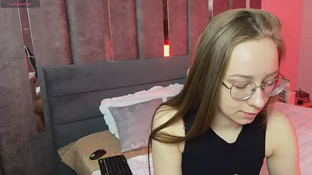 Snapshot of LillAlice chatting on February 2026 01:12:02 AM LillAlice online show from February 2026 01:12:02 AM