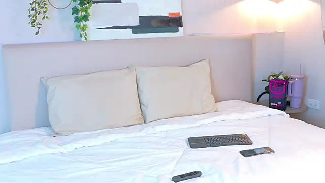 VioletBloomm online show from February 2026 11:40:01 AM