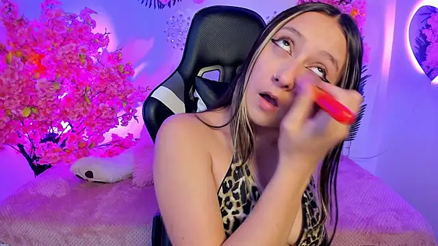 Giselle Laurens  online show from May 2026 08:41:01 PM