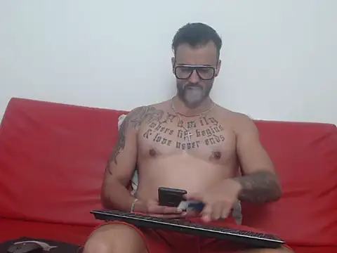 Snapshot of RyanxCole chatting on May 2026 11:07:02 AM RyanxCole online show from May 2026 11:07:02 AM