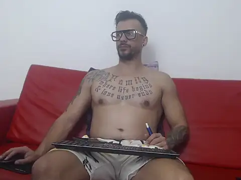 Snapshot of RyanxCole chatting on April 2026 10:11:02 AM RyanxCole online show from April 2026 10:11:02 AM