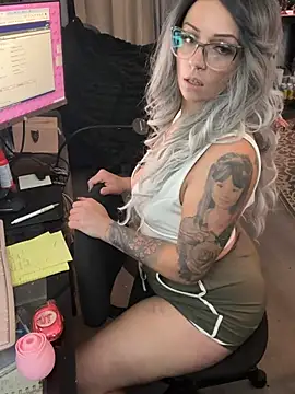 Snapshot of Alicethickpeach chatting on June 2026 05:13:02 PM Alicethickpeach online show from June 2026 05:13:02 PM
