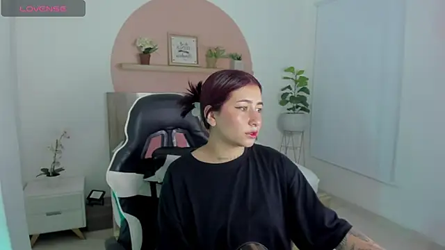 Snapshot of charlottee27_ chatting on February 2026 07:24:02 PM charlottee27 online show from February 2026 07:24:02 PM