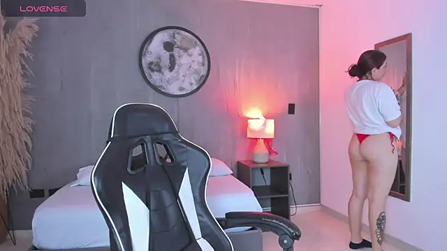 Snapshot of charlottee27_ chatting on February 2026 02:01:01 AM charlottee27 online show from February 2026 02:01:01 AM