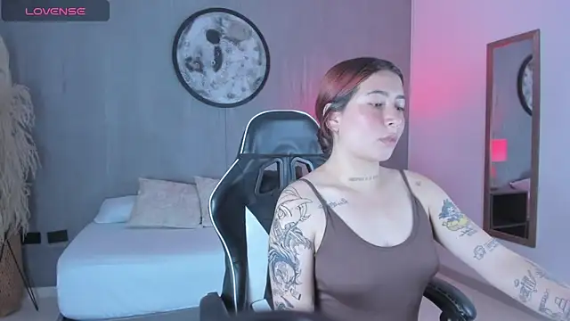 Snapshot of charlottee27_ chatting on February 2026 02:14:02 AM charlottee27 online show from February 2026 02:14:02 AM