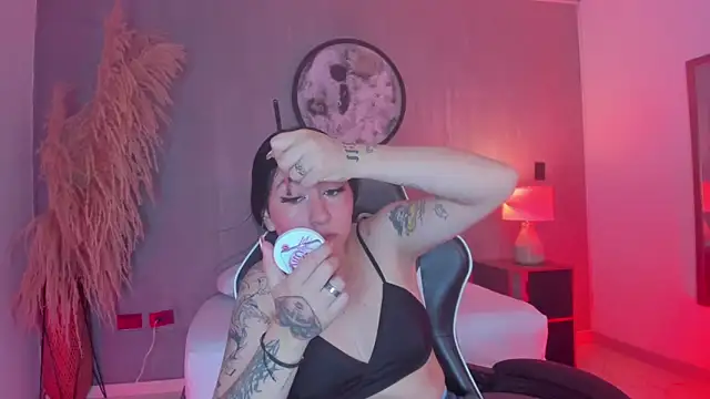 charlottee27  online show from May 2026 02:32:01 AM