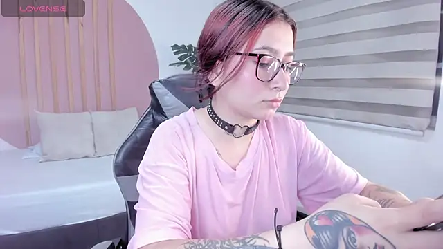 Snapshot of charlottee27_ chatting on February 2026 02:07:02 AM charlottee27 online show from February 2026 02:07:02 AM