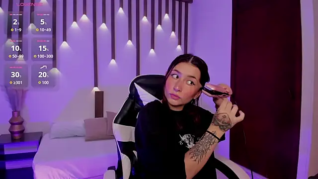 charlottee27  online show from April 2026 02:19:01 AM