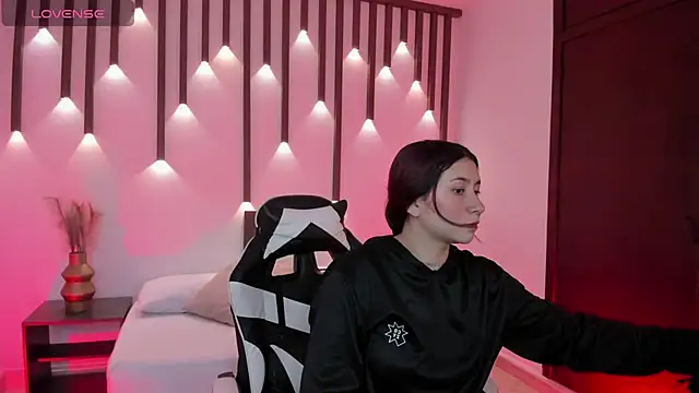 charlottee27  online show from April 2026 02:07:01 AM