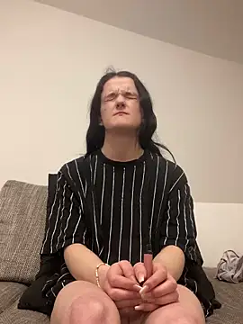 Snapshot of LeonieClaire chatting on February 2026 05:12:02 PM LeonieClaire online show from February 2026 05:12:02 PM