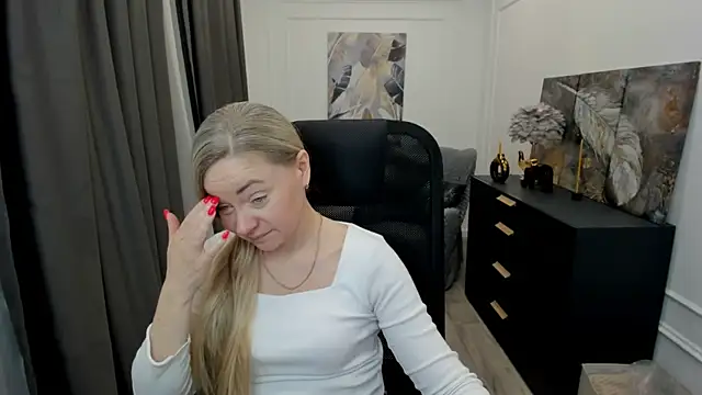 CharlotteKerti online show from April 2026 11:39:01 AM