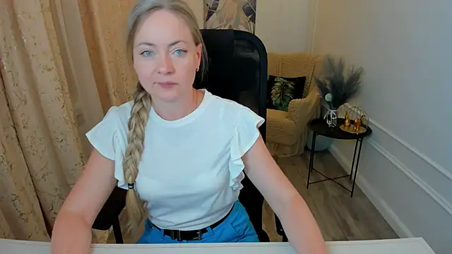 Snapshot of CharlotteKerti chatting on June 2026 07:47:01 PM CharlotteKerti online show from June 2026 07:47:01 PM