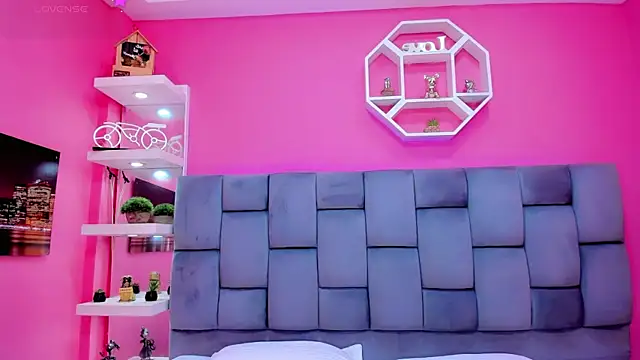 ManuelaJohnson online show from April 2026 12:41:02 PM