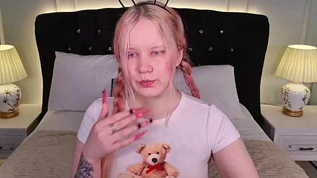 AnnieVibe online show from April 2026 05:30:02 PM