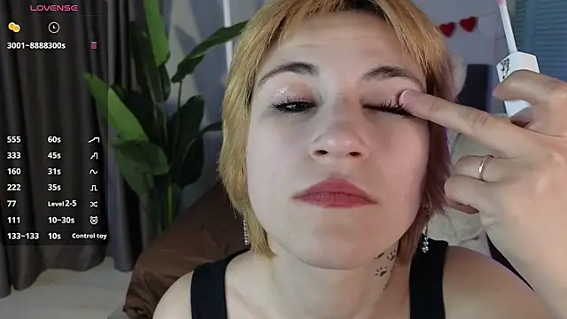 AutumnWhisper online show from April 2026 04:00:02 PM