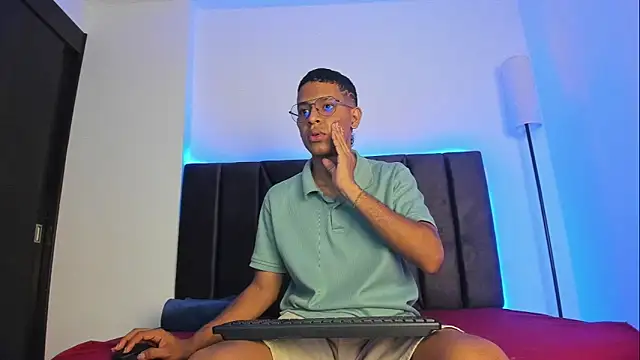 Snapshot of StellayDrake chatting on February 2026 01:33:02 PM StellayDrake online show from February 2026 01:33:02 PM