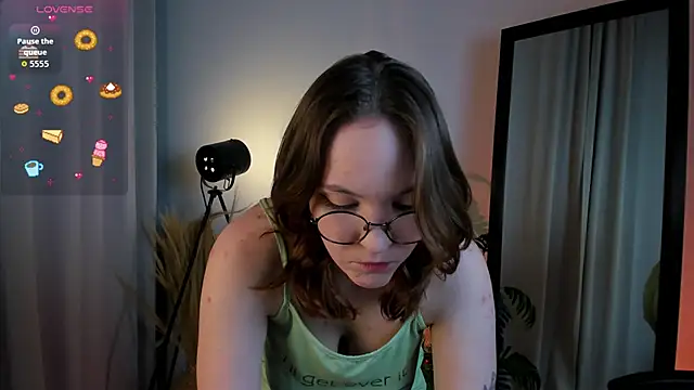 Crystal lovley online show from March 2026 10:12:01 PM