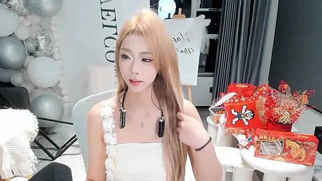 Snapshot of hotgirl0111 chatting on February 2026 12:05:02 PM hotgirl0111 online show from February 2026 12:05:02 PM