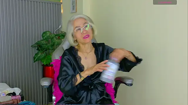 Snapshot of miss_monserrate01 chatting on June 2026 01:52:01 PM miss monserrate01 online show from June 2026 01:52:01 PM