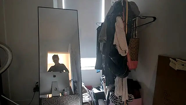 JUCY APPLE online show from April 2026 07:18:01 PM