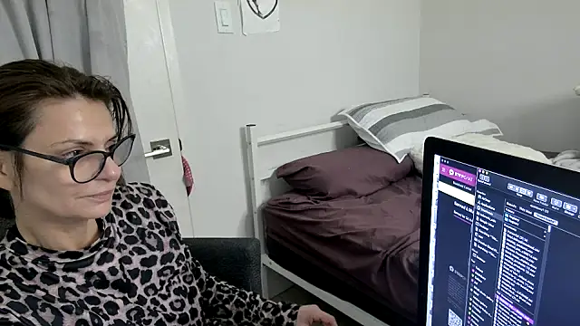 JUCY APPLE online show from February 2026 06:52:02 PM