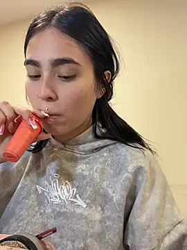 Sara Fernandez  online show from April 2026 02:18:02 PM