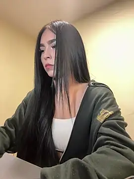 Sara Fernandez  online show from April 2026 01:57:01 PM