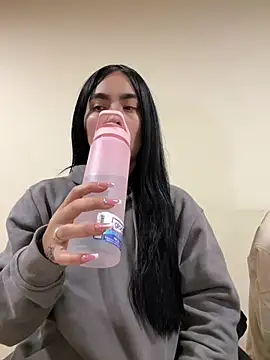 Sara Fernandez  online show from March 2026 01:49:02 PM