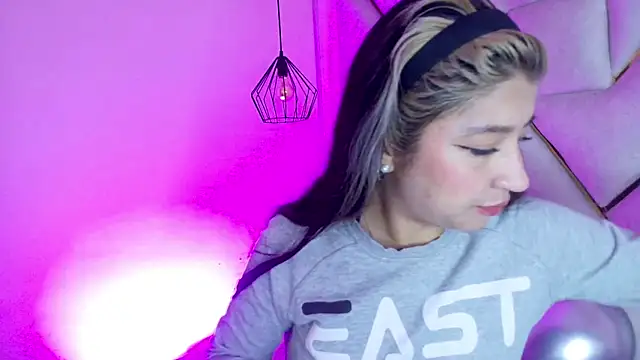 Dahiana Dmour  online show from February 2026 12:23:02 PM