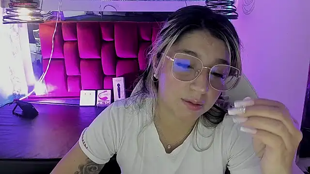 Dahiana Dmour  online show from May 2026 02:23:01 PM