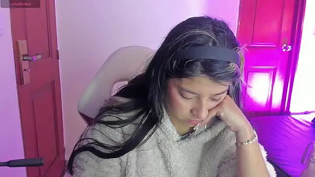 Dahiana Dmour  online show from June 2026 12:43:02 PM