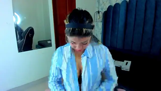 Dahiana Dmour  online show from April 2026 12:43:01 PM