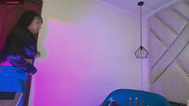 Dahiana Dmour  online show from April 2026 12:28:02 PM