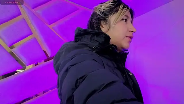 Dahiana Dmour  online show from May 2026 12:21:01 PM