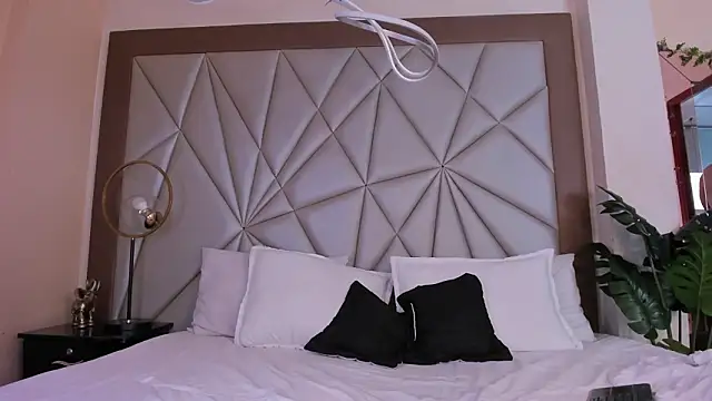 valenssio moretti online show from March 2026 08:05:02 PM