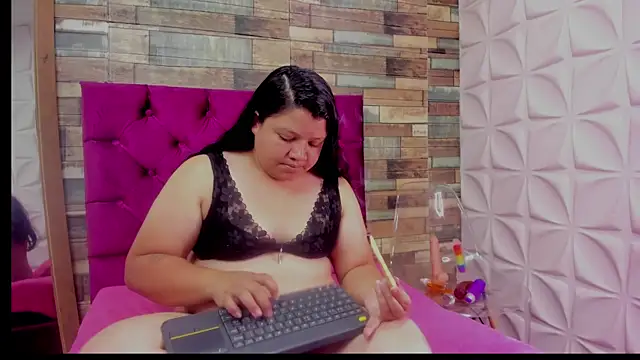 Snapshot of Carolina-Lenon chatting on February 2026 07:34:01 PM Carolina-Lenon online show from February 2026 07:34:01 PM