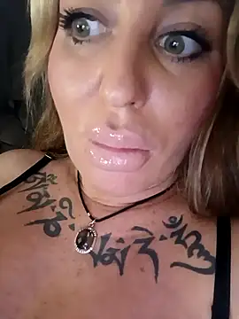 Snapshot of MiaMooly chatting on November 2025 04:32:01 PM MiaMooly online show from November 2025 04:32:01 PM