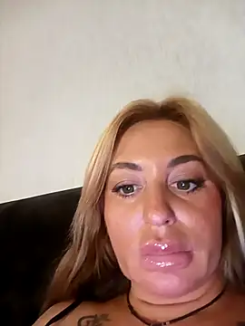 MiaMooly online show from October 2025 04:08:02 PM