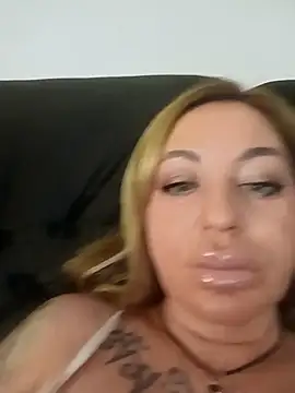 Snapshot of MiaMooly chatting on December 2025 05:45:01 PM MiaMooly online show from December 2025 05:45:01 PM