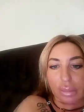 Snapshot of MiaMooly chatting on November 2025 12:42:02 PM MiaMooly online show from November 2025 12:42:02 PM