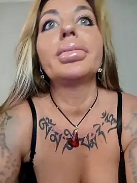 Snapshot of MiaMooly chatting on October 2025 03:42:01 PM MiaMooly online show from October 2025 03:42:01 PM